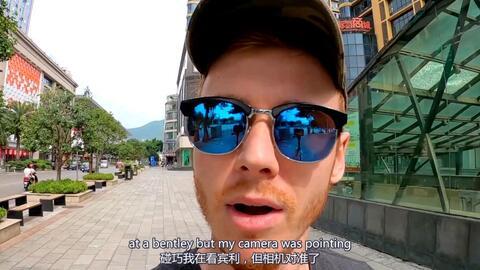 青岛网红小哥吃瓜视频,街头热辣一幕引网友热议