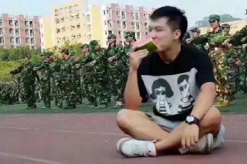 热心的朝阳群众吃瓜网军训女生